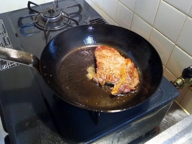 鉄フライパンでステーキを焼く